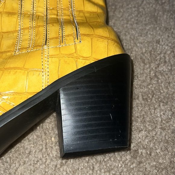 Yellow boots - Picture 4 of 4